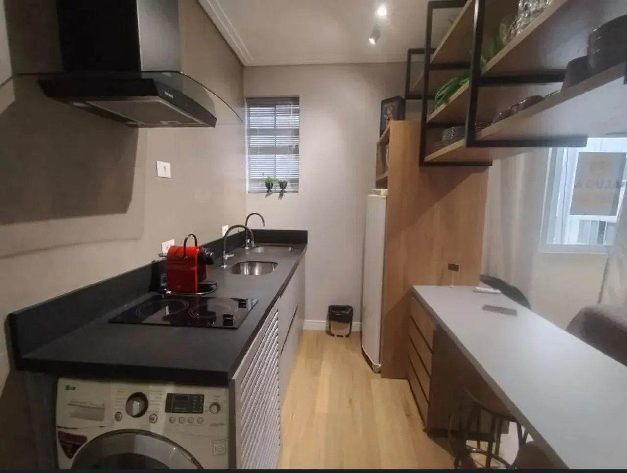 Estudio amueblado con estilo industrial y cocina abierta — photo 20