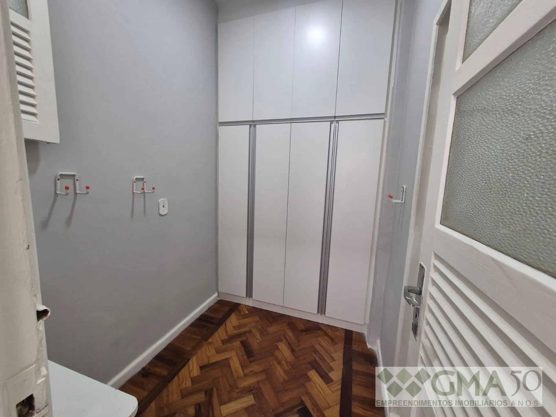 Furnished apartment, 90 m², with wood or laminate floors — photo 24