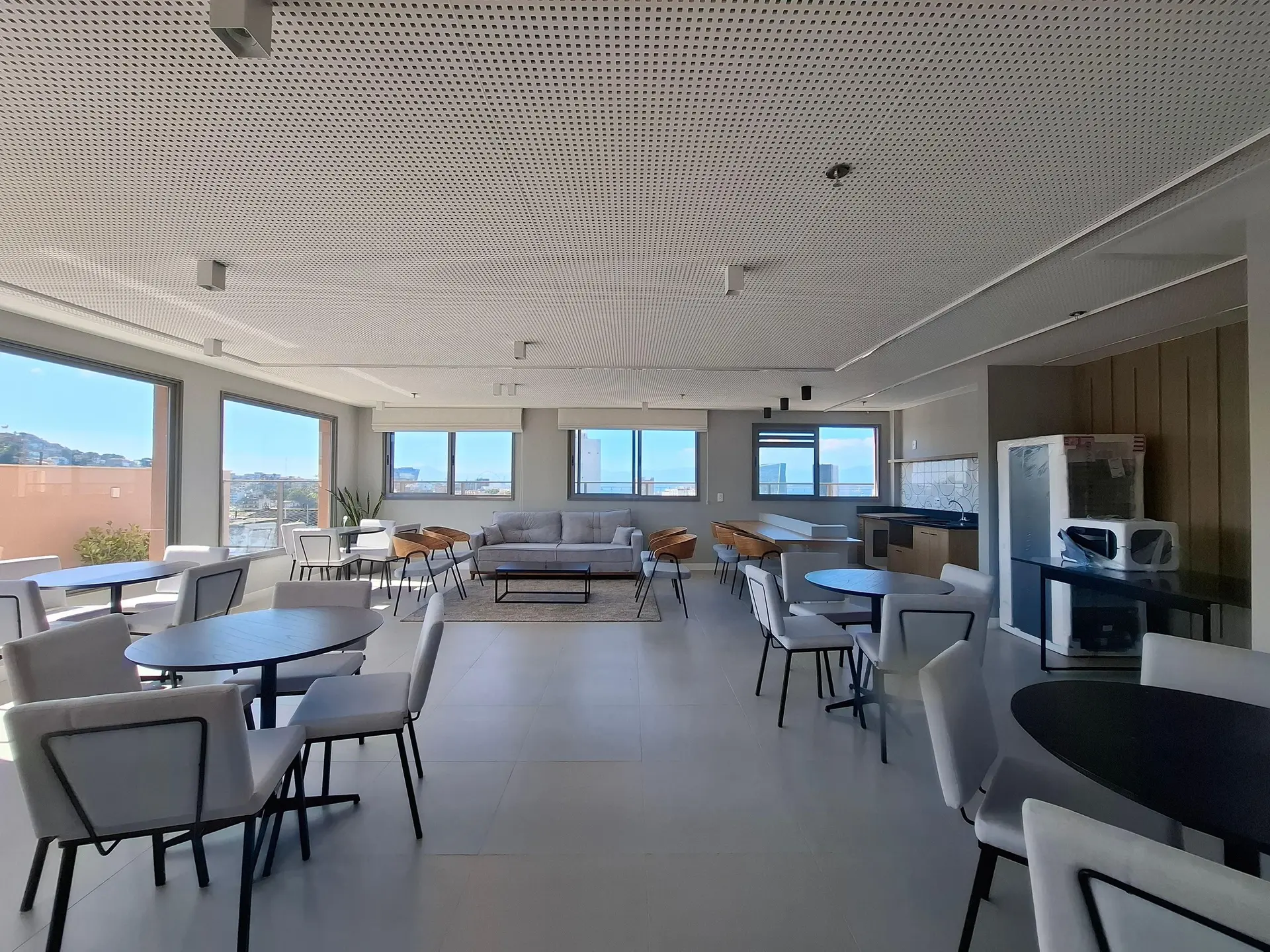 1-bedroom apartment with a balcony and washing machine — photo 3