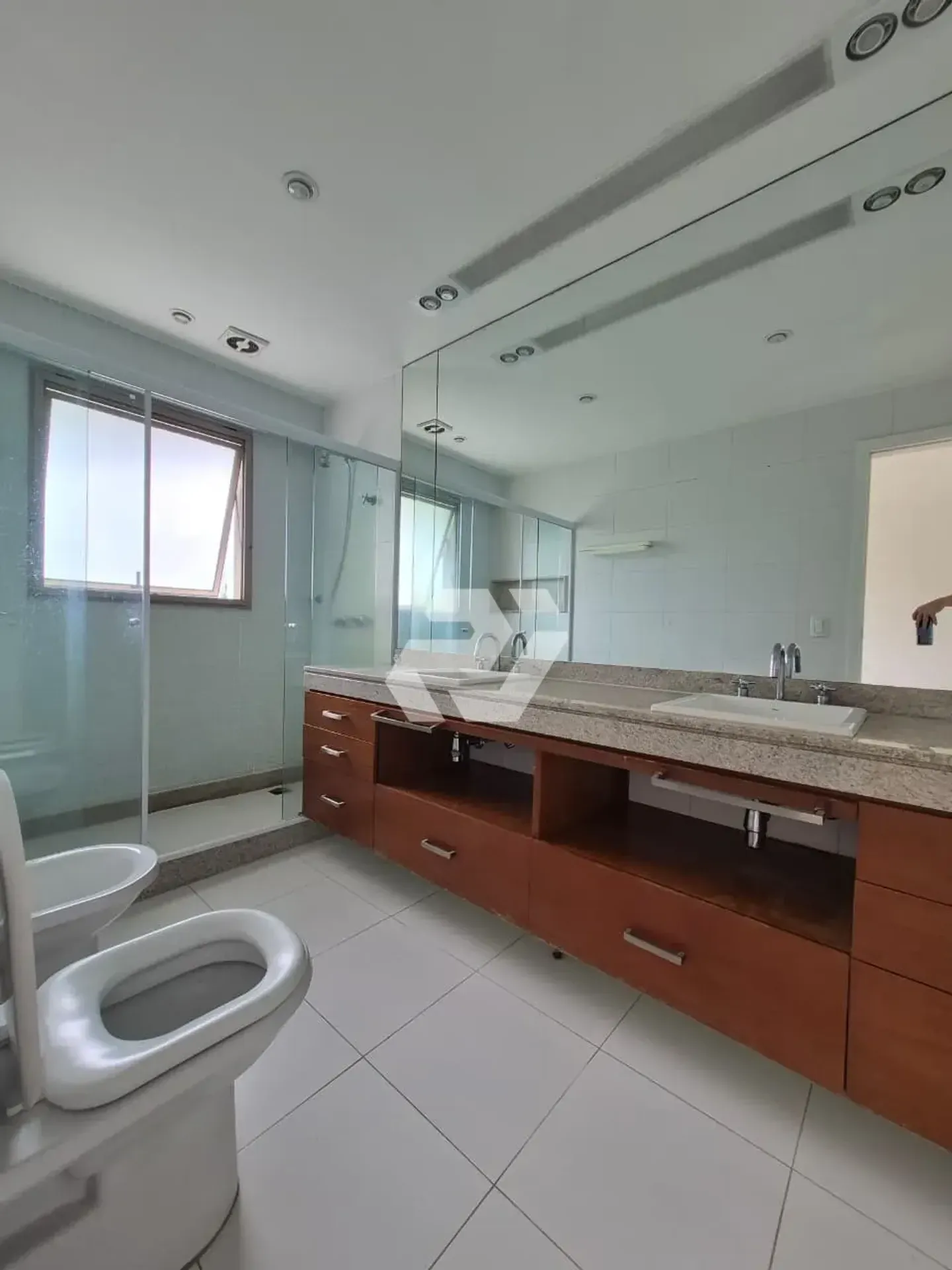 4-bedroom apartment with an enclosed glass balcony — photo 40