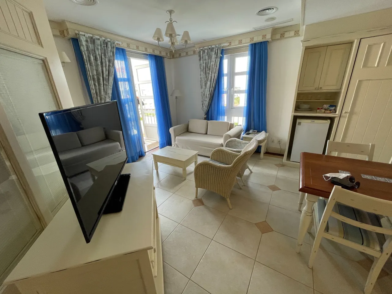 1-bedroom apartment with an open-plan kitchen, 63 m² — photo 4