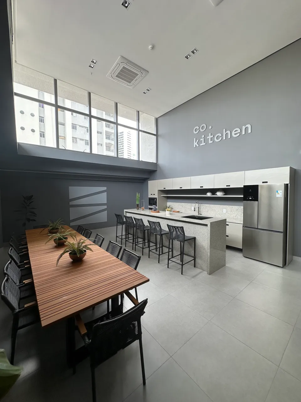 Apartamento mobiliado com 1 quarto e varanda
