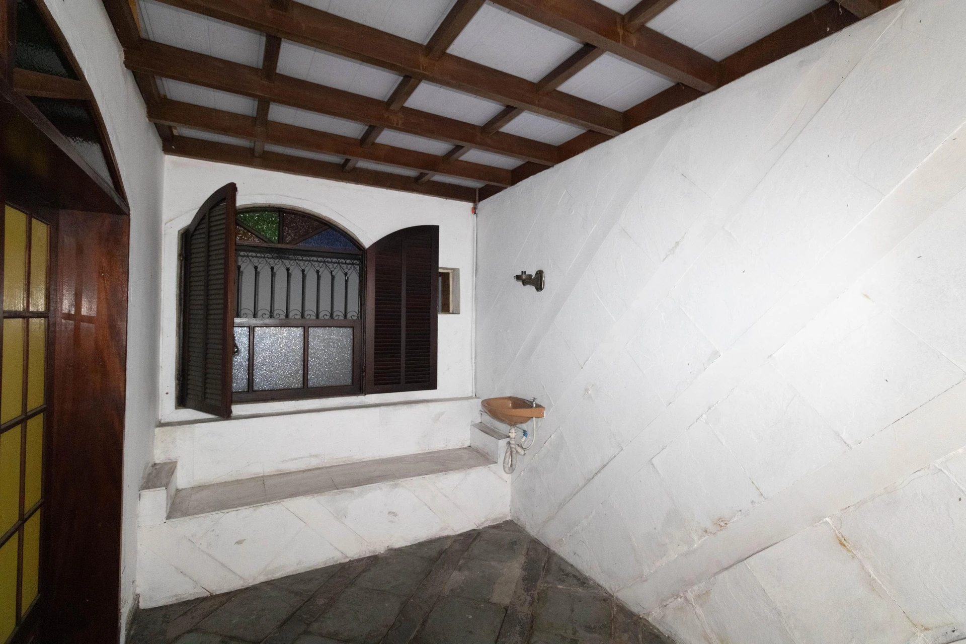 House with 4 bedrooms and 1 bathroom, separate kitchen — photo 9