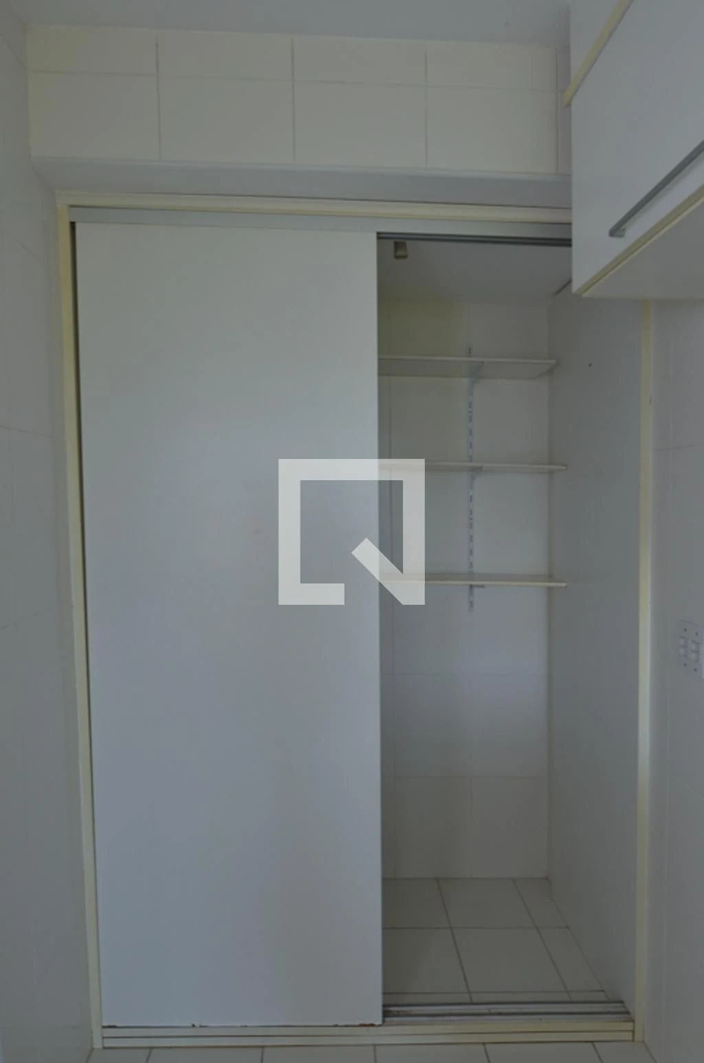 Квартира 80 м² із заскленим балконом та робочим місцем — photo 11