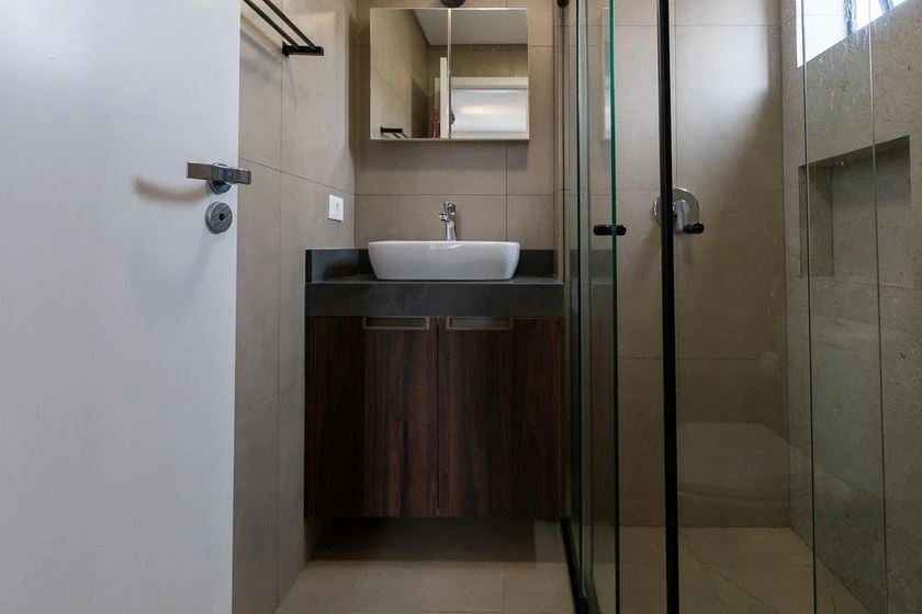 Estudio amueblado con 1 dormitorio y ducha de vidrio — photo 8
