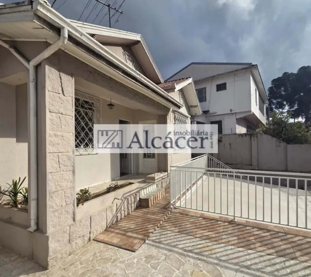 Unfurnished house with 3 bedrooms and private garden