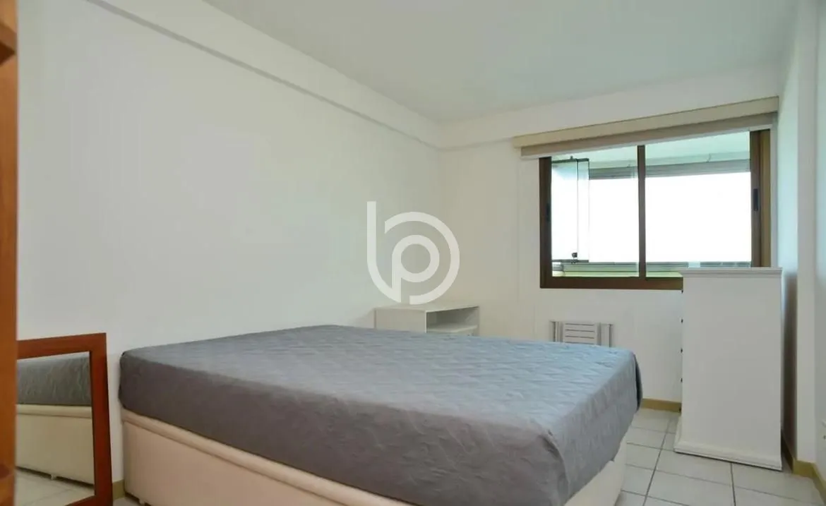 Furnished 1-bedroom apartment with glass-enclosed balcony — photo 20