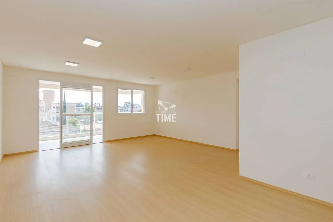 Balcony with a grill in a 3-bedroom apartment, 107 m²