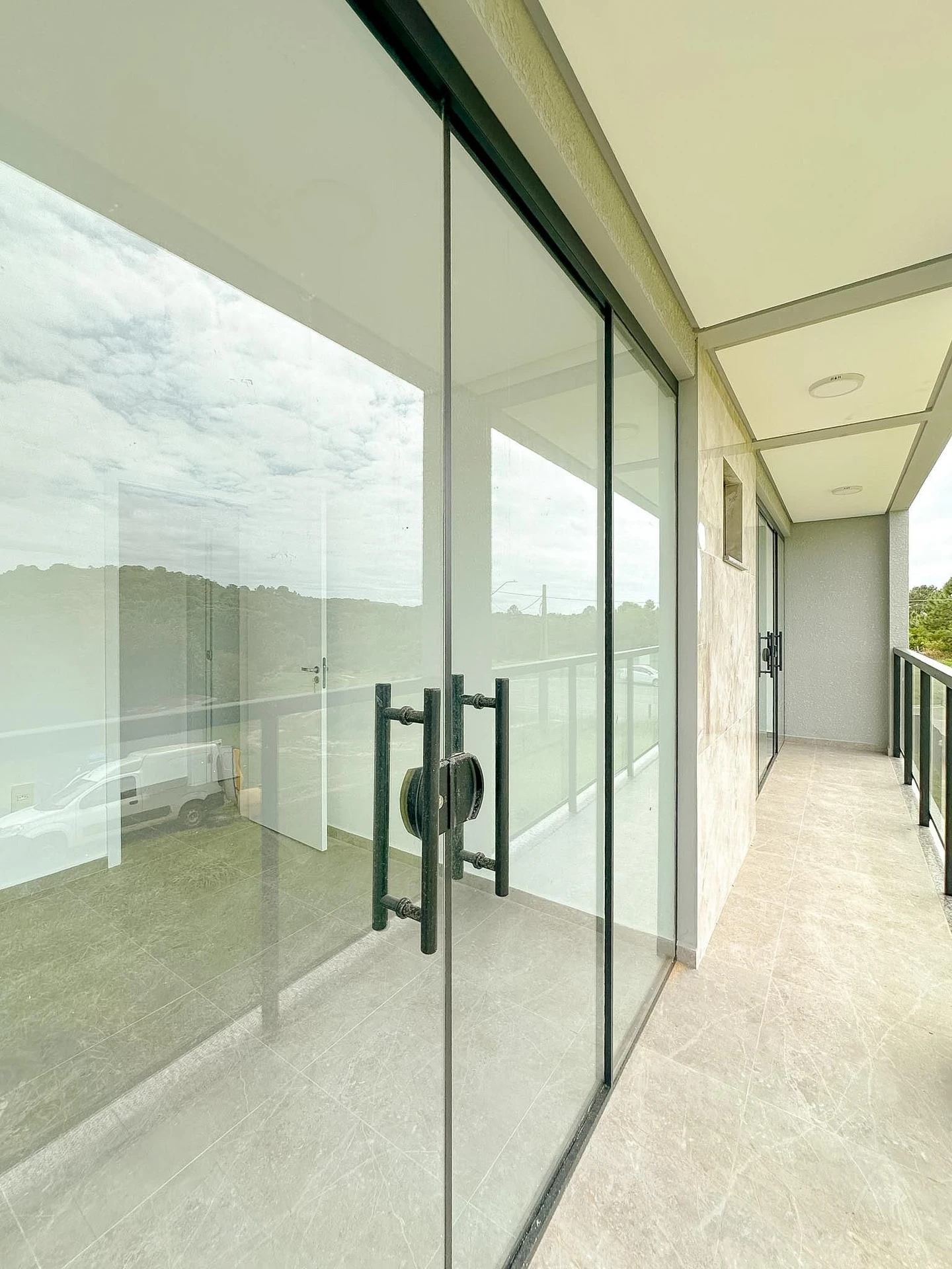 Floor-to-ceiling windows in a 3-bedroom house, 157 m² — photo 51