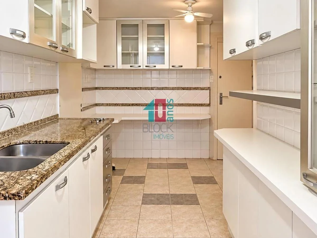 4-bedroom apartment with a glass-enclosed balcony — photo 6