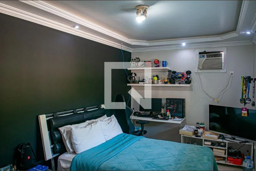 House 400 m² with 4 bedrooms, 2 en-suites, 4 parking spots — photo 48