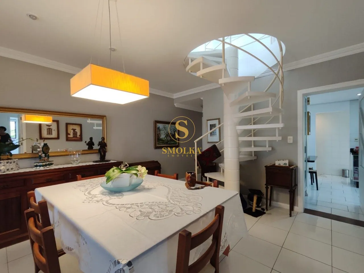 Furnished apartment with 3 bedrooms and enclosed kitchen