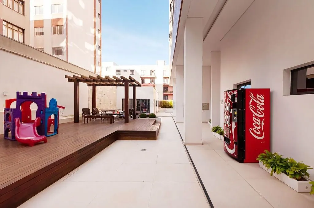 Furnished 1-bedroom apartment with floor-to-ceiling windows — photo 9