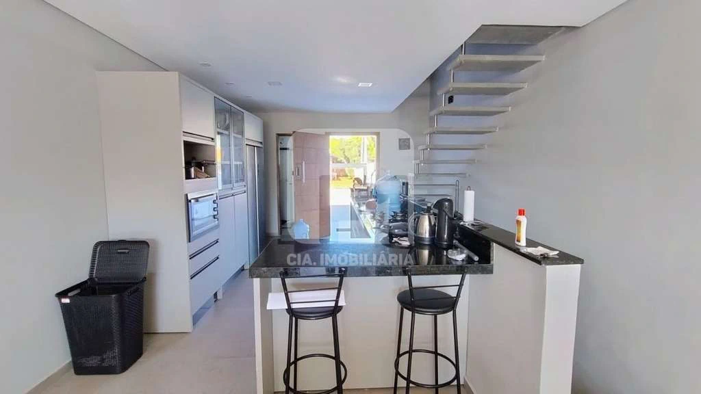 3-bedroom house with 2 suites and 250 m² — photo 2
