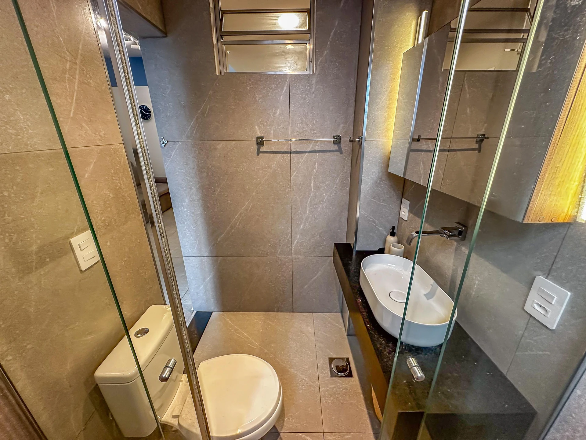 Furnished studio with glass shower and 1 bedroom — photo 26
