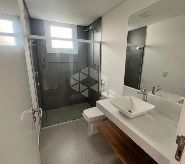 Rental house with 4 en-suite bedrooms and 350 m² — photo 8