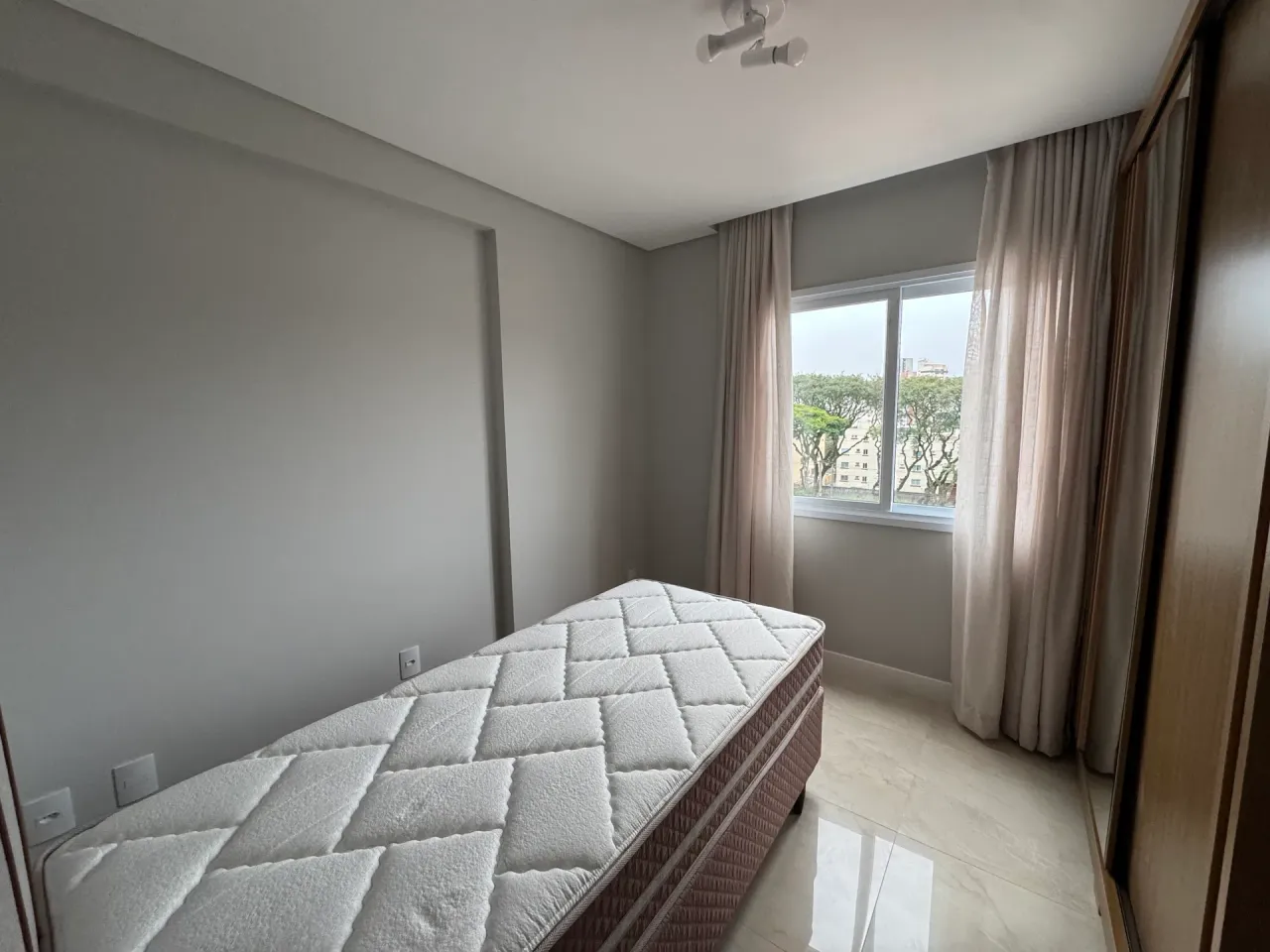Furnished 2-bedroom apartment with open-plan kitchen — photo 5