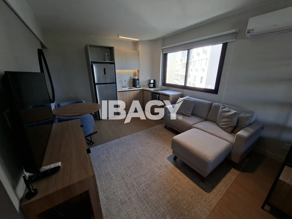 Studio with a glassed-in balcony and open-plan kitchen — photo 60