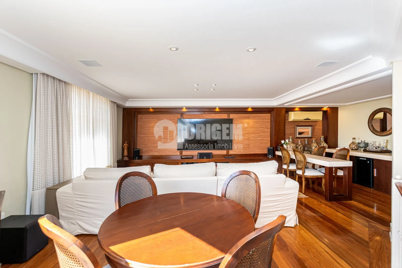 589 m² house with a bathtub and a water view — photo 42