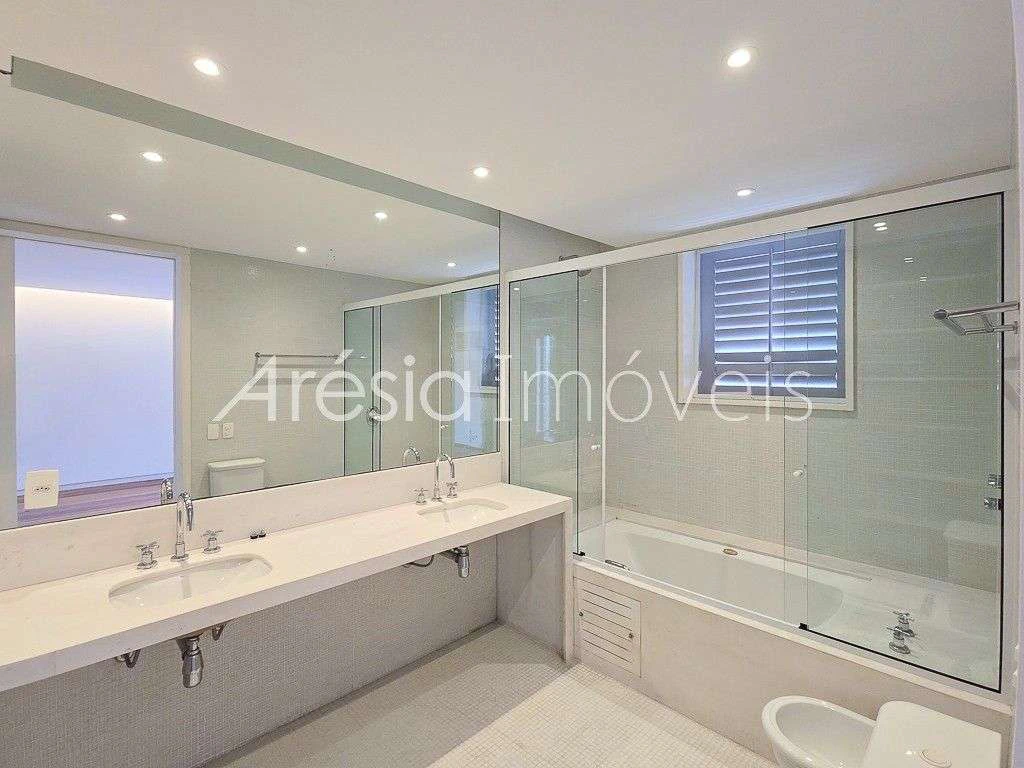 House with 3 en-suite bedrooms and 8 bathrooms 1100 m² — photo 26