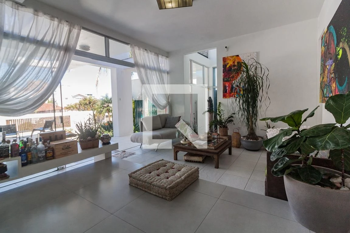 Furnished studio in a building with a pool — photo 9