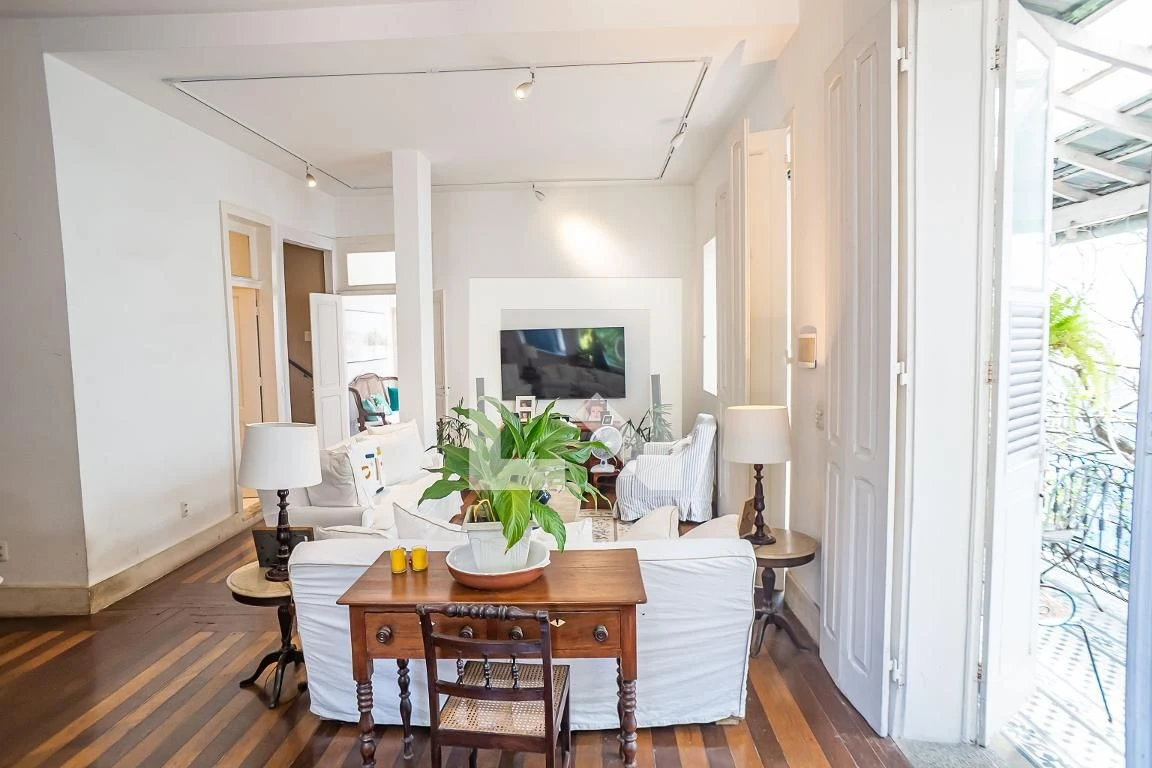 Furnished house, 300 m², with floor-to-ceiling windows — photo 27