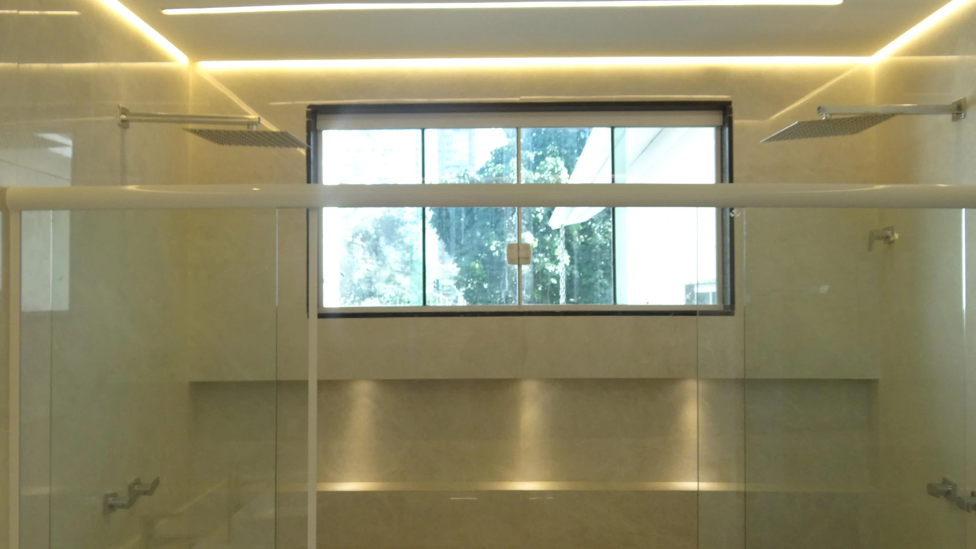 Casa de 384 m² com janelas do piso ao teto e varanda gourmet — photo 47