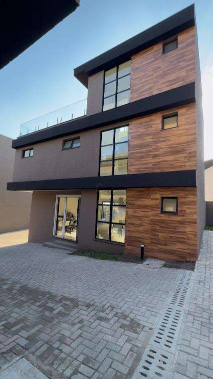 Townhouse with 3 en-suite bedrooms and private BBQ