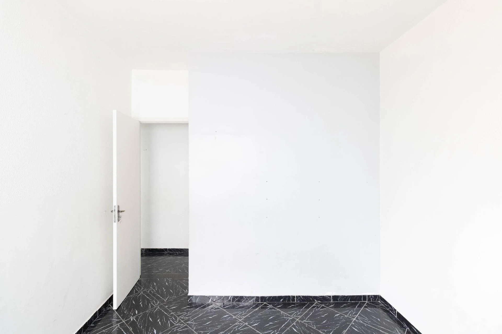 2-bedroom apartment in a building with a gym — photo 35
