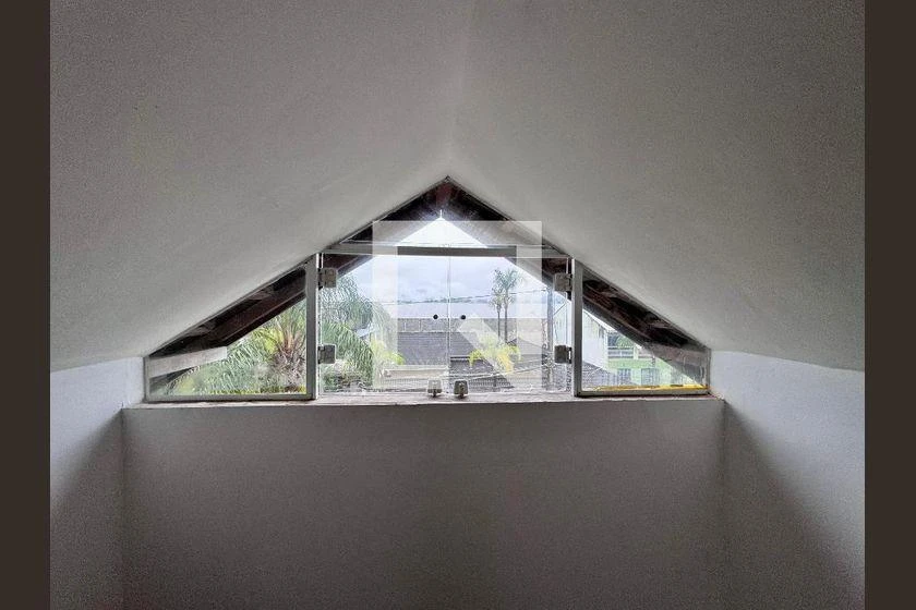 House 280 m² with 4 bedrooms and 3 bathrooms — photo 47