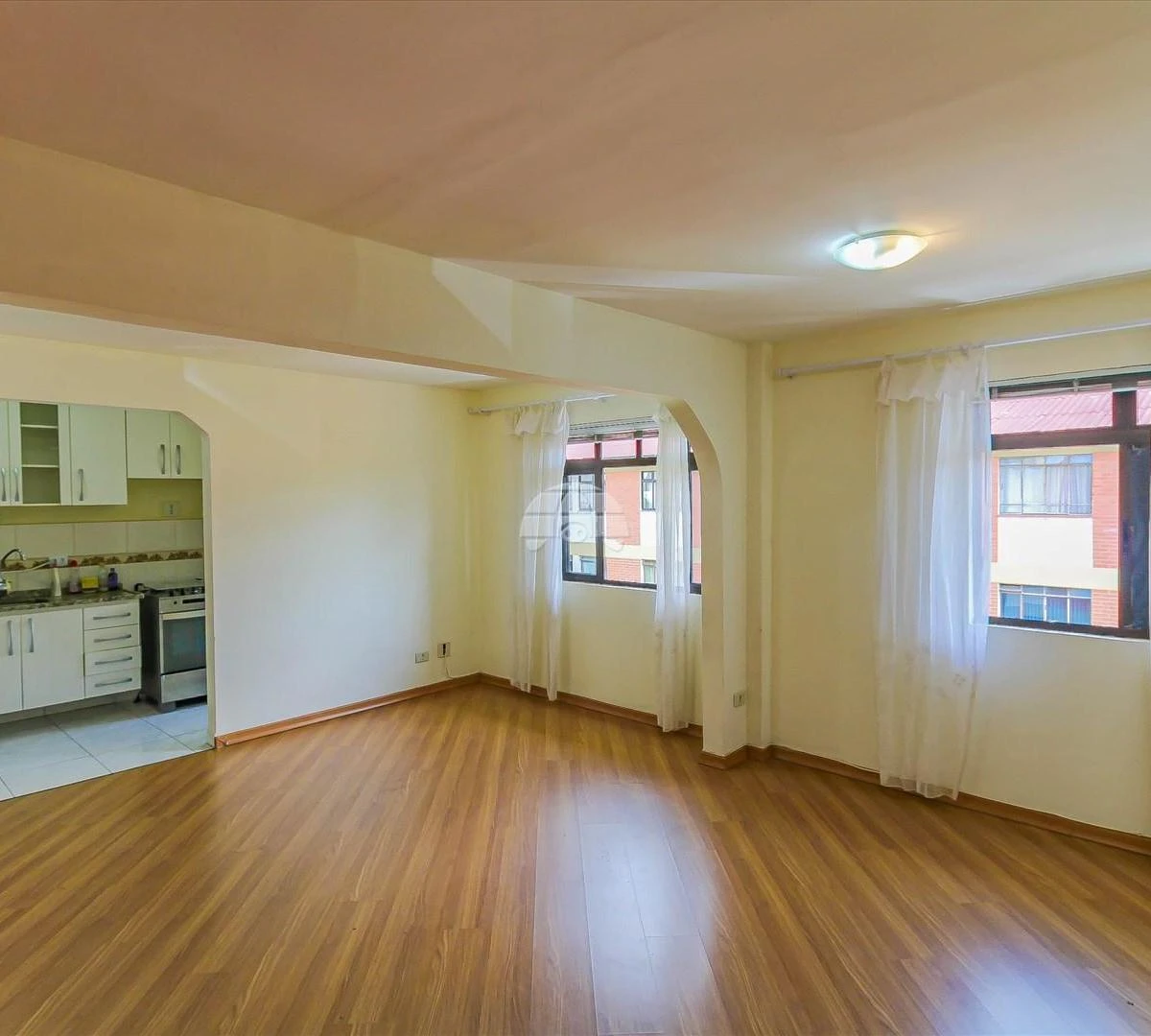 2-bedroom apartment with wood or laminate floors in Curitiba — photo 10
