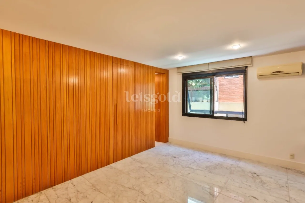 Floor-to-ceiling windows in a 2-bedroom apartment, 230 m² — photo 35