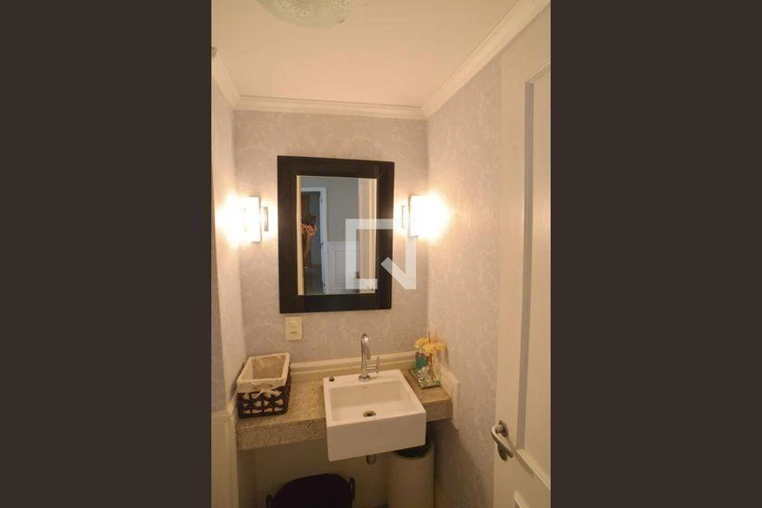Glass-enclosed balcony in a 4-bedroom apartment, 233 m² — photo 34