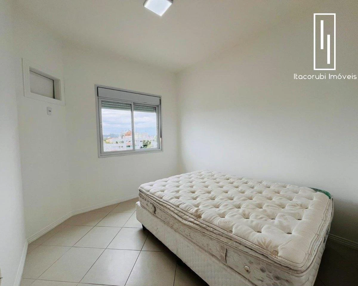 Balcony with a grill in a 2-bedroom apartment, 128 m² — photo 5
