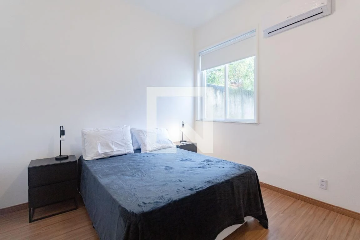3-bedroom house with wood or laminate floors — photo 11
