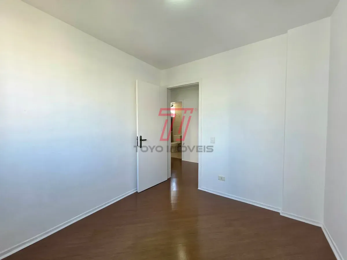 Apartamento de 3 quartos com piso de madeira na sala — photo 19
