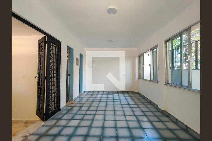 Rental house with 5 bedrooms and a balcony — photo 28