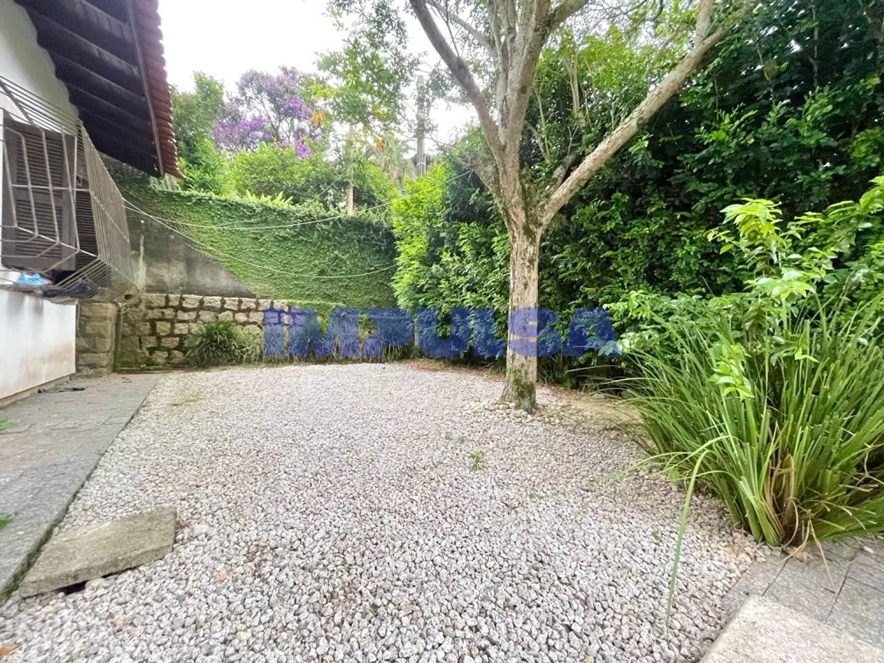 Studio with 1 bedroom en suite and 1 bathroom no parking