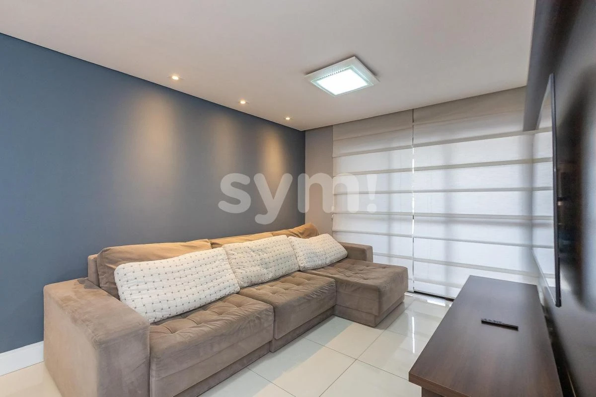 Glass-enclosed balcony in a 3-bedroom apartment, 98 m² — photo 22
