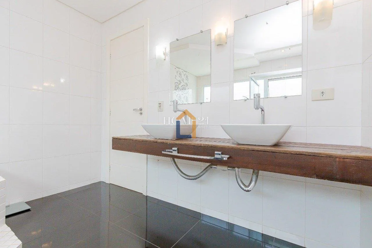 Furnished 470 m² house with 4 bedrooms and private garden — photo 25