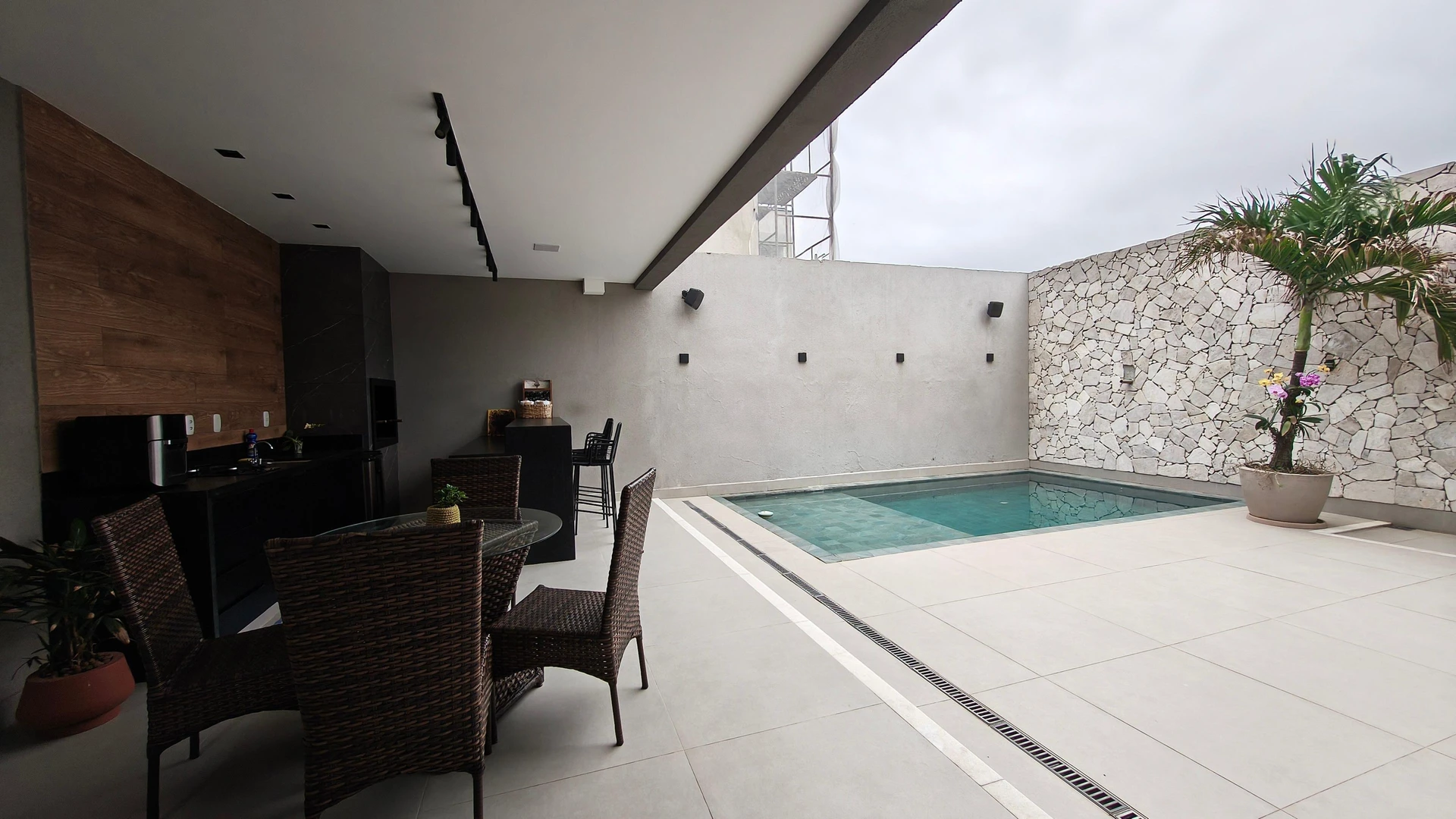 Jacuzzi in a 5-bedroom house, 350 m² — photo 33