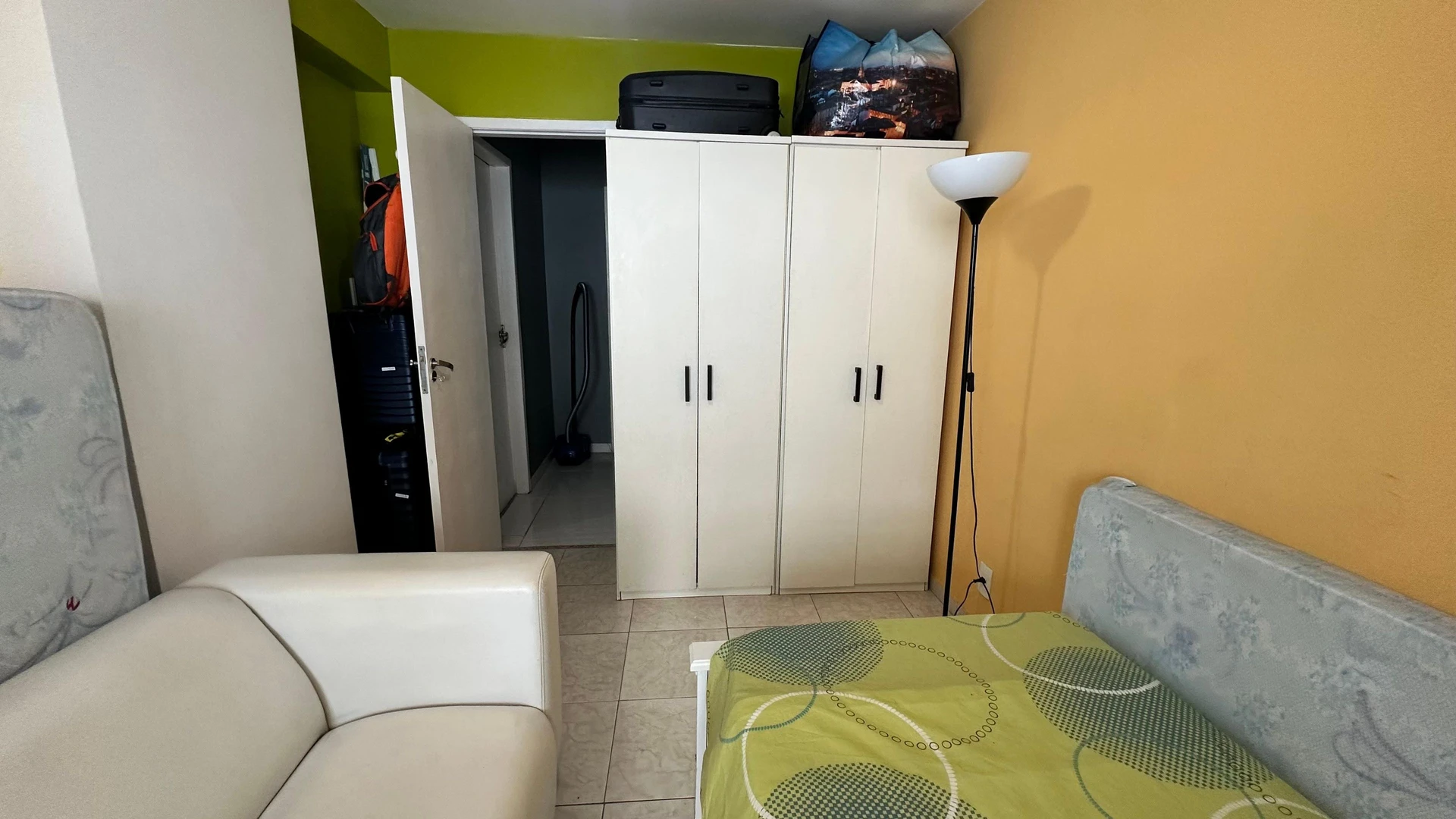Furnished 2-bedroom apartment with open-plan kitchen — photo 3