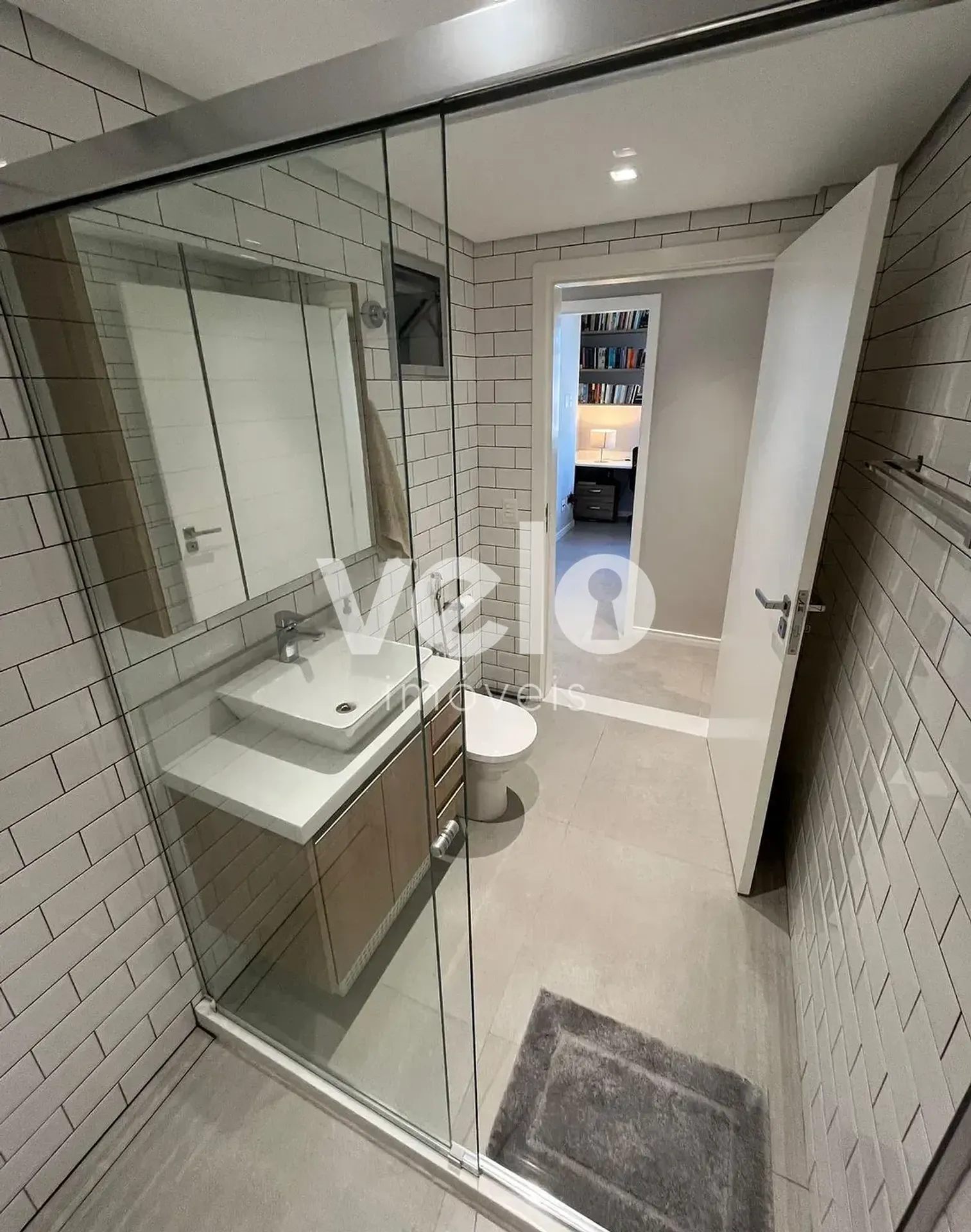 2-bedroom apartment with a mountain view — photo 8
