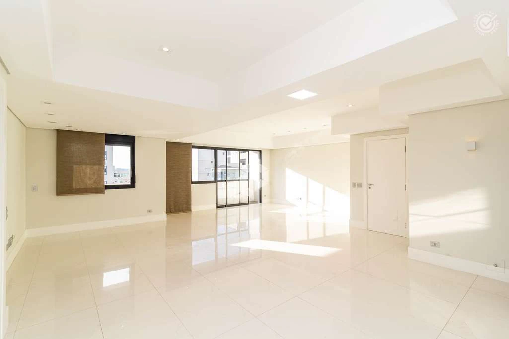 3 en-suite bedroom apartment with balcony and floor-to-ceiling windows