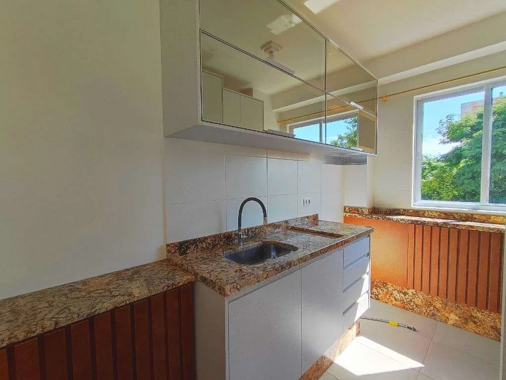 Apartamento de 2 quartos com piso de madeira ou laminado
