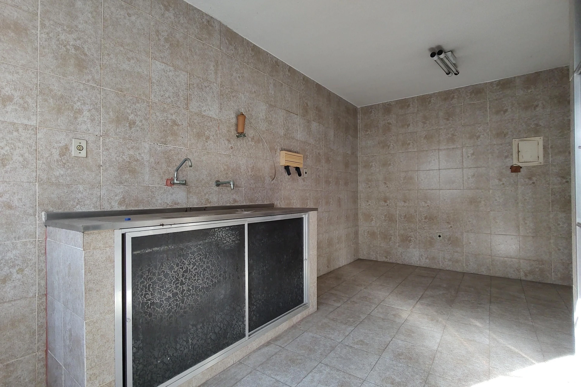 Unfurnished house with 4 bedrooms and private garden — photo 13