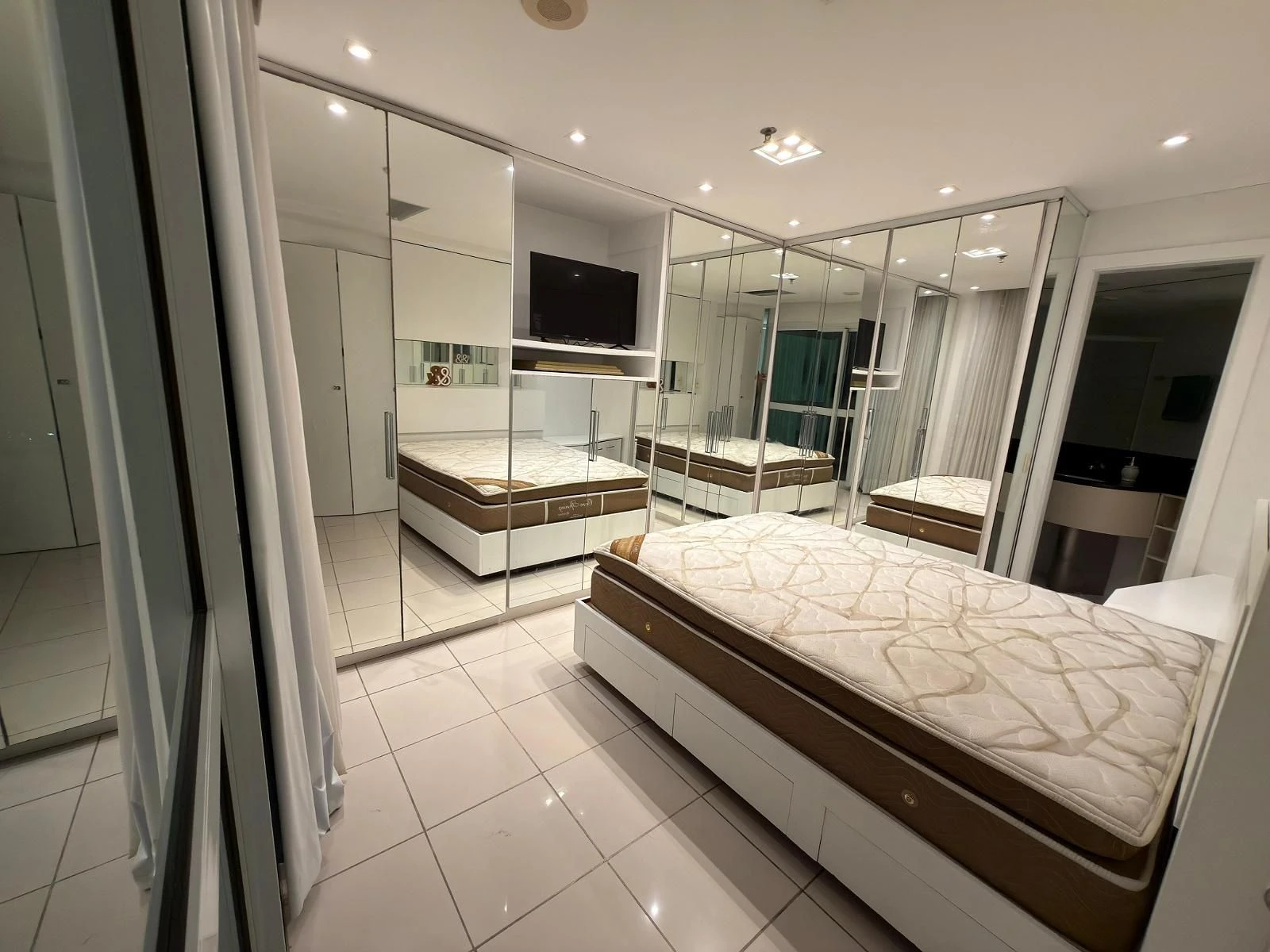 Furnished 1-bedroom apartment with balcony and parking