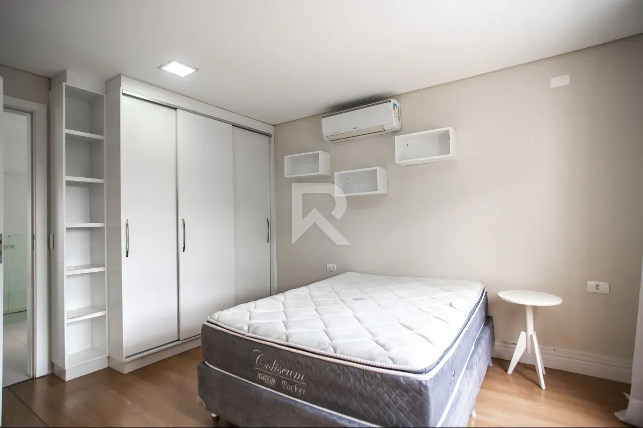 Furnished house with 4 bedrooms and 302 m² and a garden — photo 24