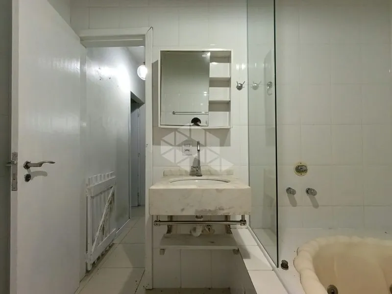 4-bedroom house with a bathtub in Florianópolis — photo 36