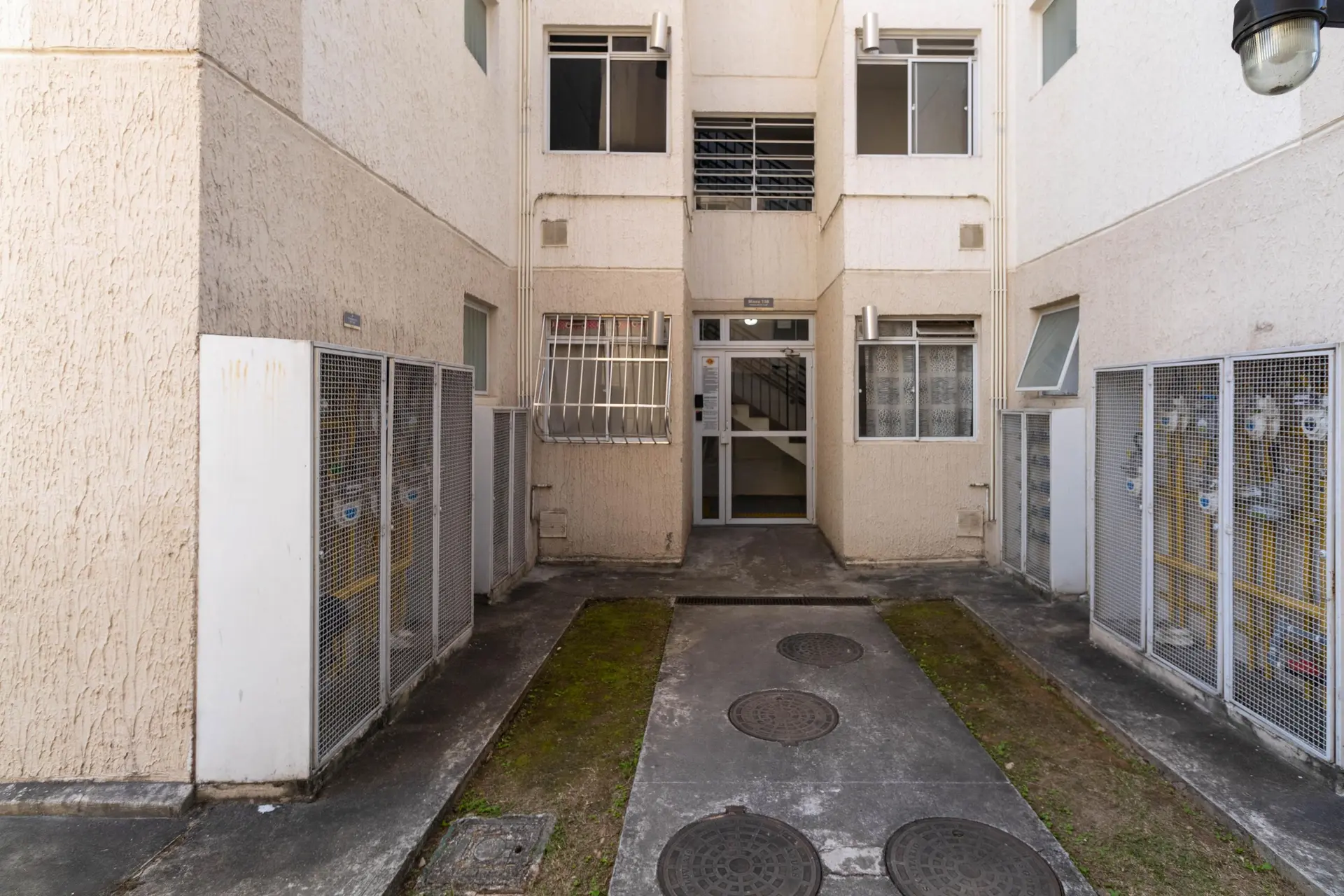 Unfurnished 2-bedroom apartment with a glass shower